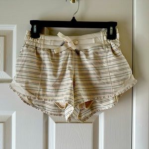 Lululemon Hotty Hot Shorts 2.5"